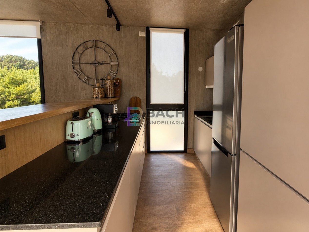Moderna casa en venta en Pinamar con tres dormitorios, gas natural y piscina
