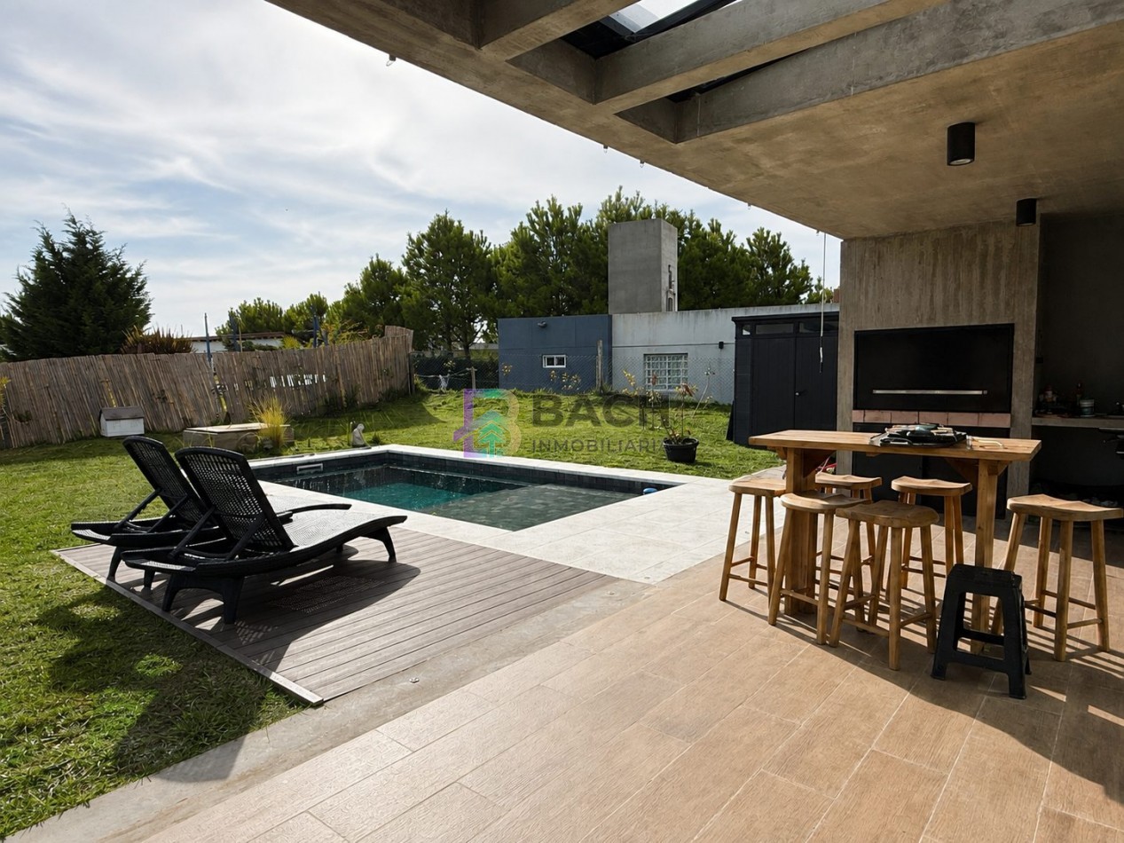 Moderna casa en venta en Pinamar con tres dormitorios, gas natural y piscina