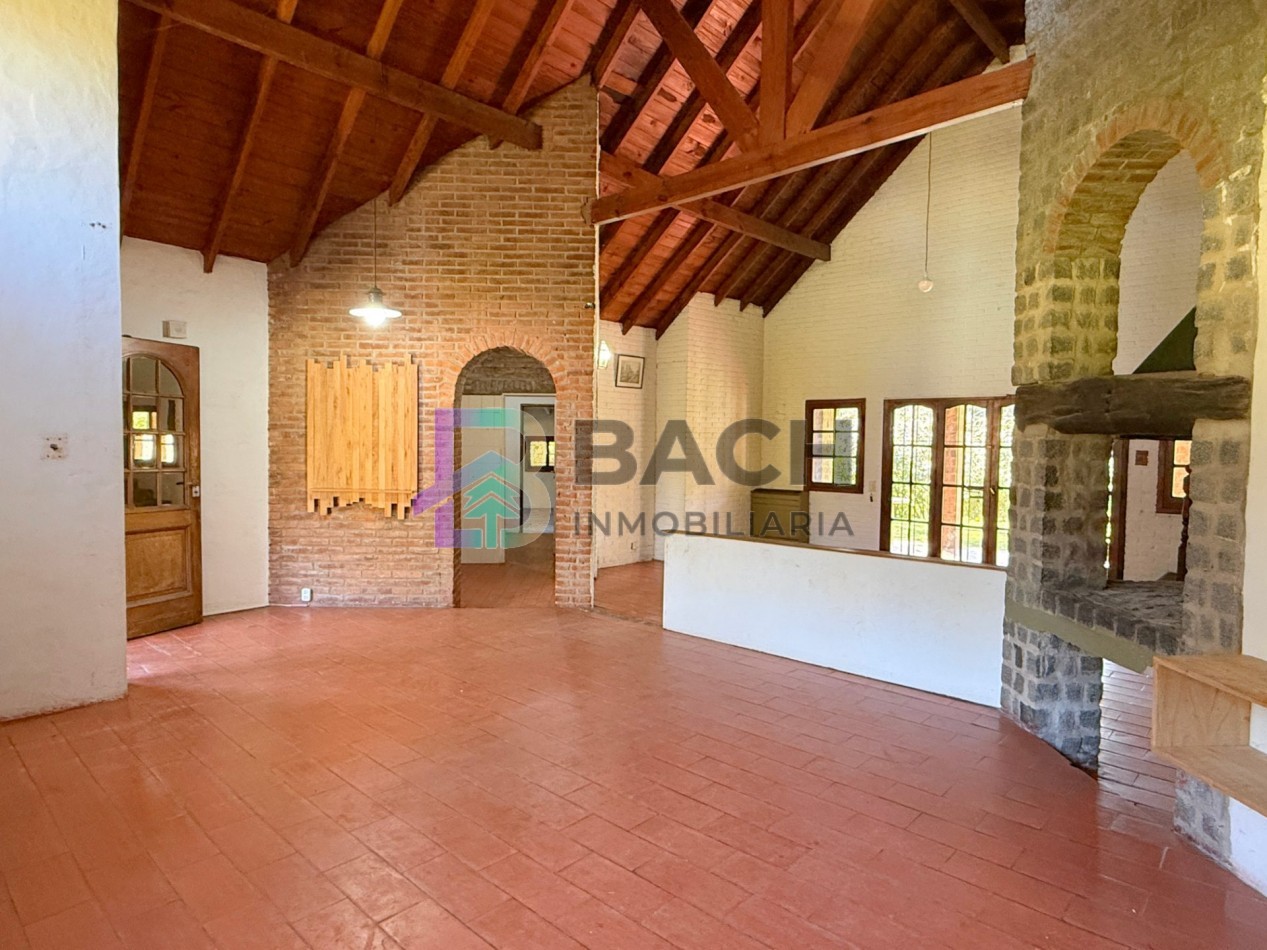 Casa a la venta en Pinamar, a metros de golf. Con 4 dormitorios, gas natural y garaje 