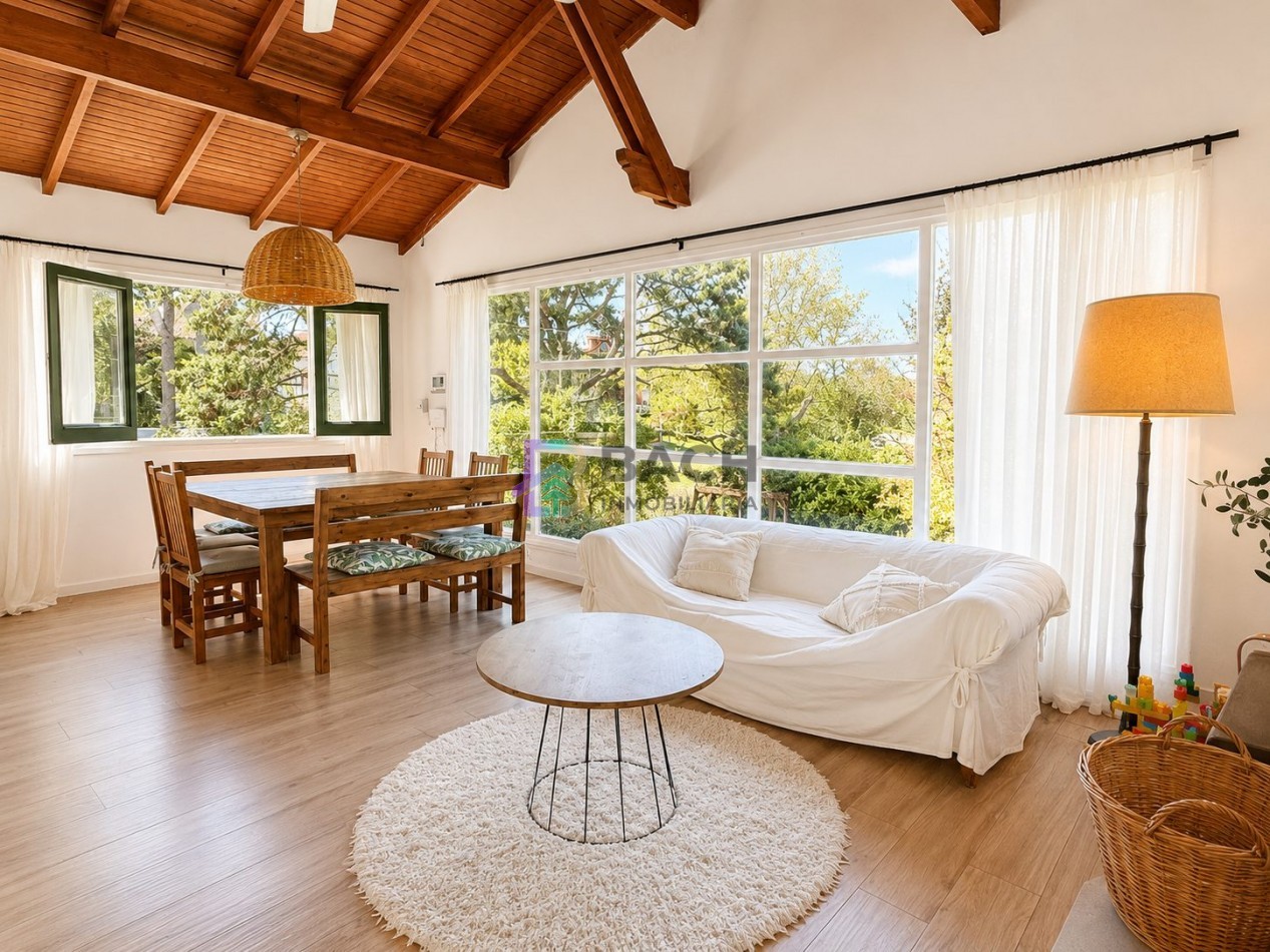 Casa en venta, Pinamar zona iglesia, 4 dormitorios, gran parque y muy cerca de la playa, gas natural