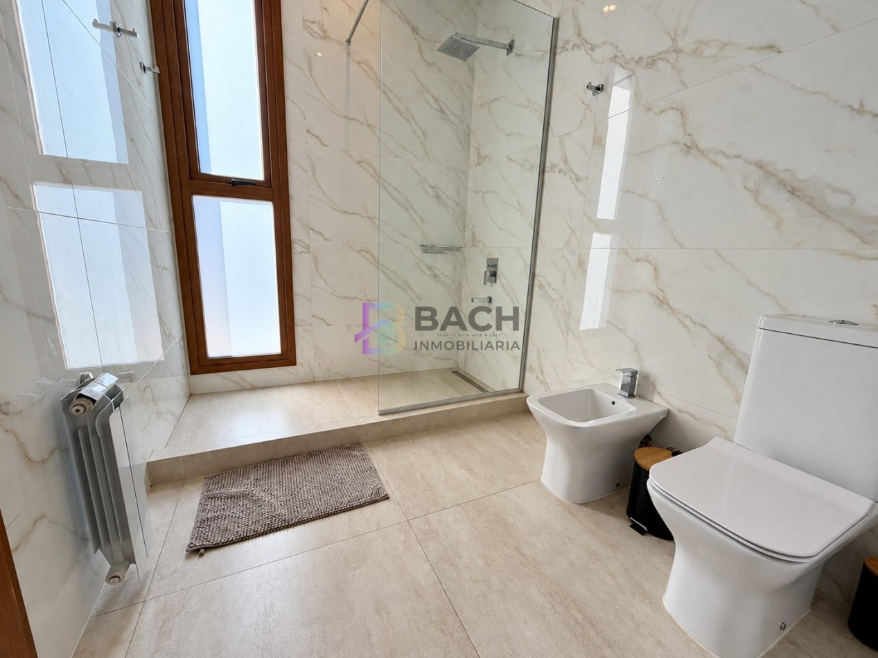 Casa en venta importante, gran calidad constructiva, hormigon visto, gas natural y piscina en Costa Esmeralda Maritimo III