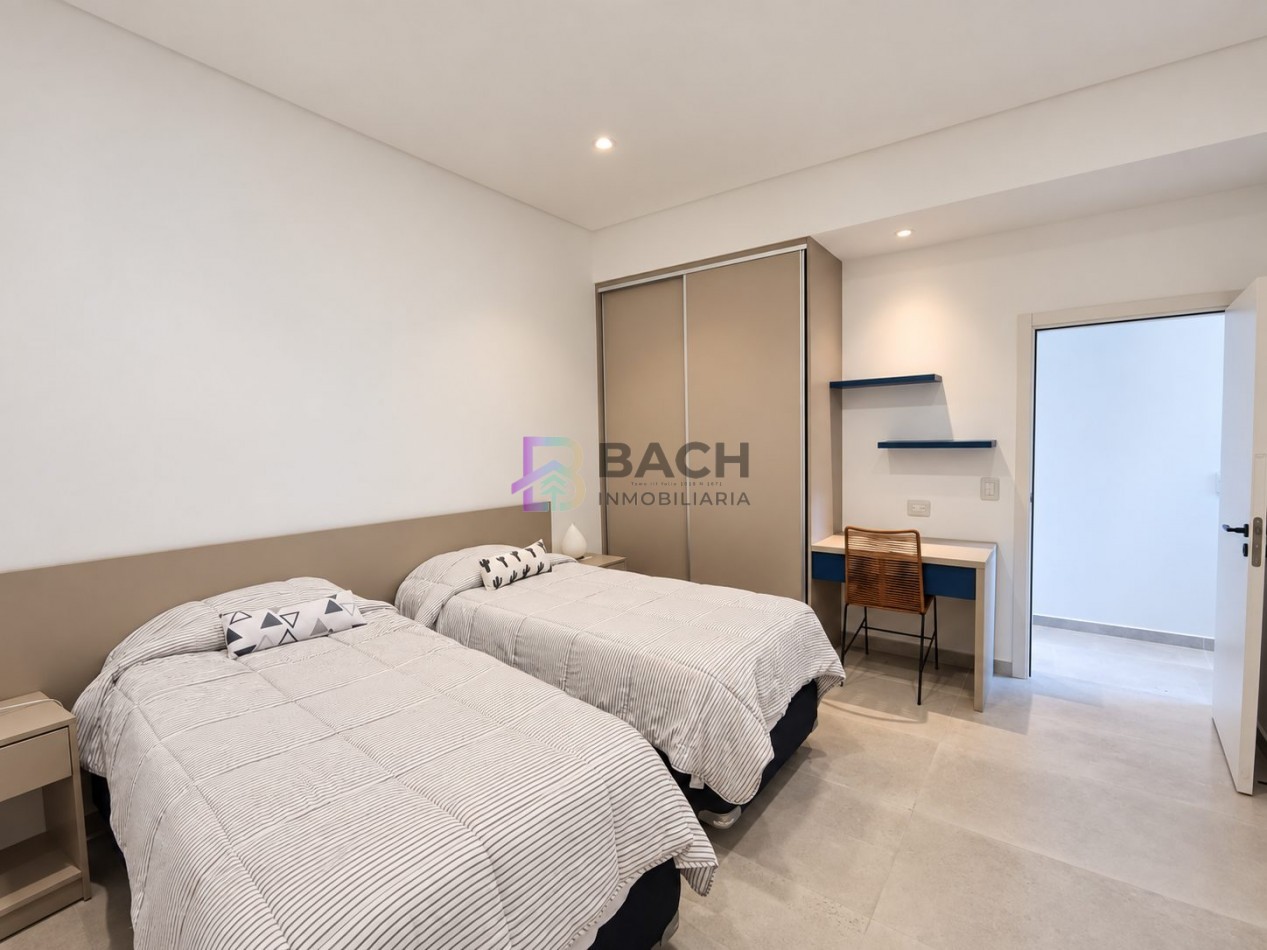 Moderna Casa en venta Costa esmeralda Golf2, con 4 dormitorios, psicina climatizada, hormigon visto