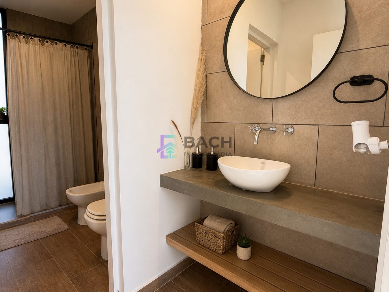 Moderna casa en venta en Pinamar con tres dormitorios, gas natural y piscina