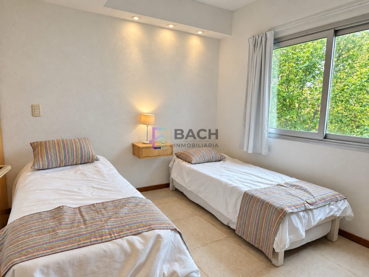 Alquiler de verano Triplex en Pinamar, 5 personas, con pileta, cochera, cerca del centro 