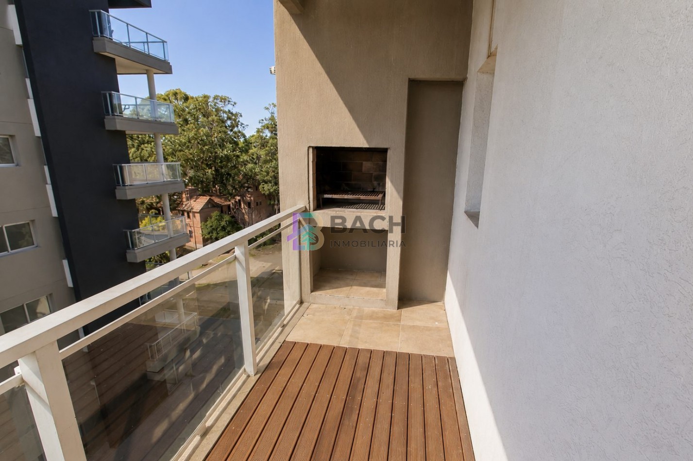 Moderno departamento 2 ambientes a la venta en Pinamar con cochera en el centro con gas natural
