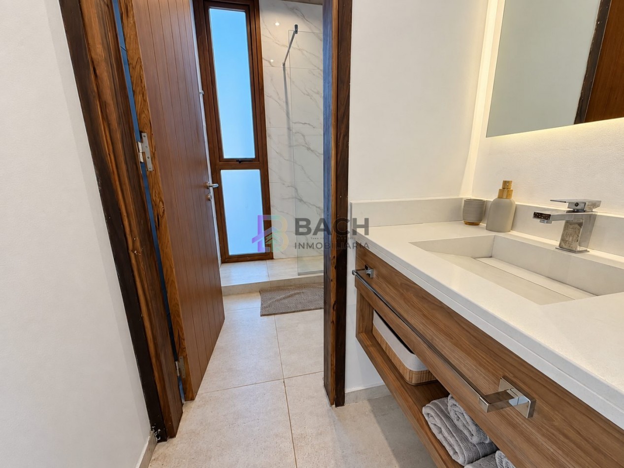 Casa en venta importante, gran calidad constructiva, hormigon visto, gas natural y piscina en Costa Esmeralda Maritimo III