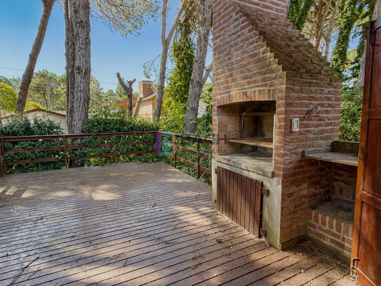 Casa en venta Pinamar, con cuatro dormitorios, ladrillo visto, tradicional, en zona lasalle