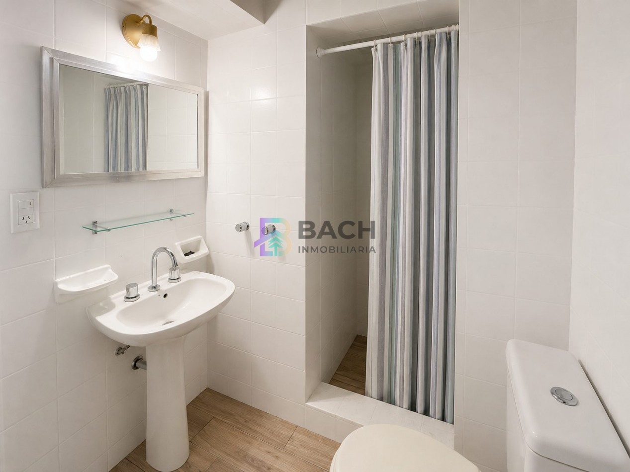 Casa en venta, Pinamar zona iglesia, 4 dormitorios, gran parque y muy cerca de la playa, gas natural