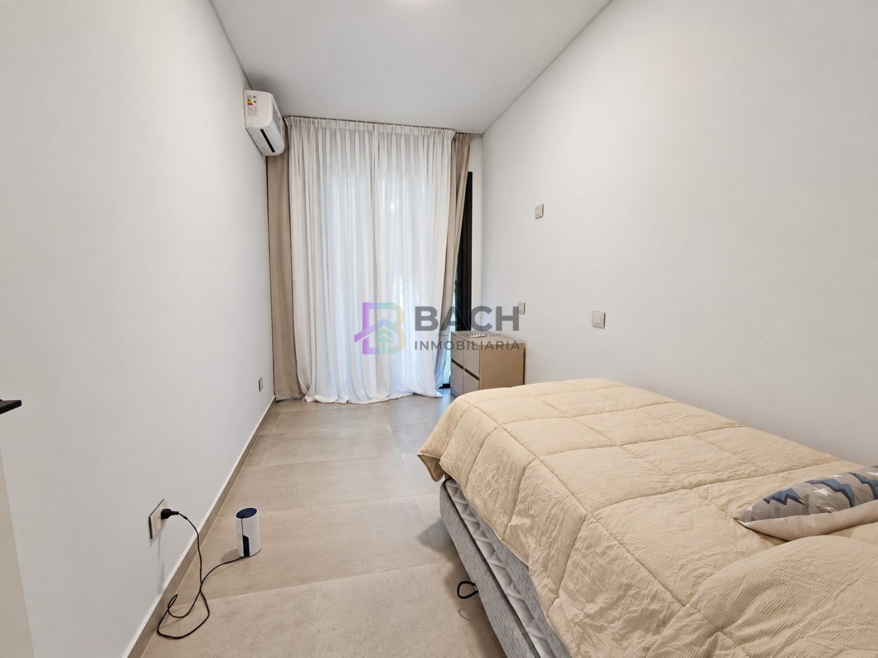 Moderna Casa en venta Costa esmeralda Golf2, con 4 dormitorios, psicina climatizada, hormigon visto