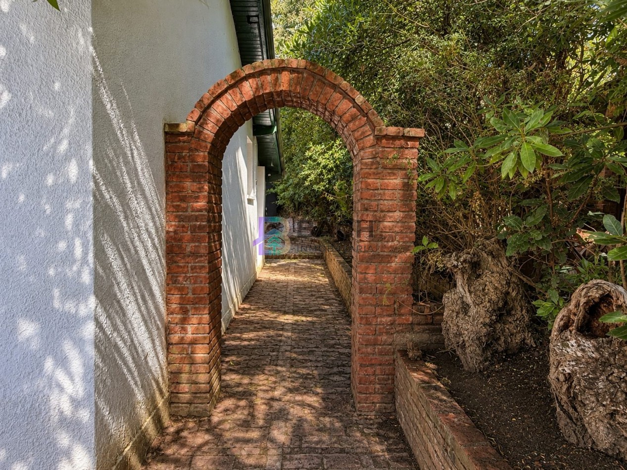 Casa en venta, Pinamar zona iglesia, 4 dormitorios, gran parque y muy cerca de la playa, gas natural