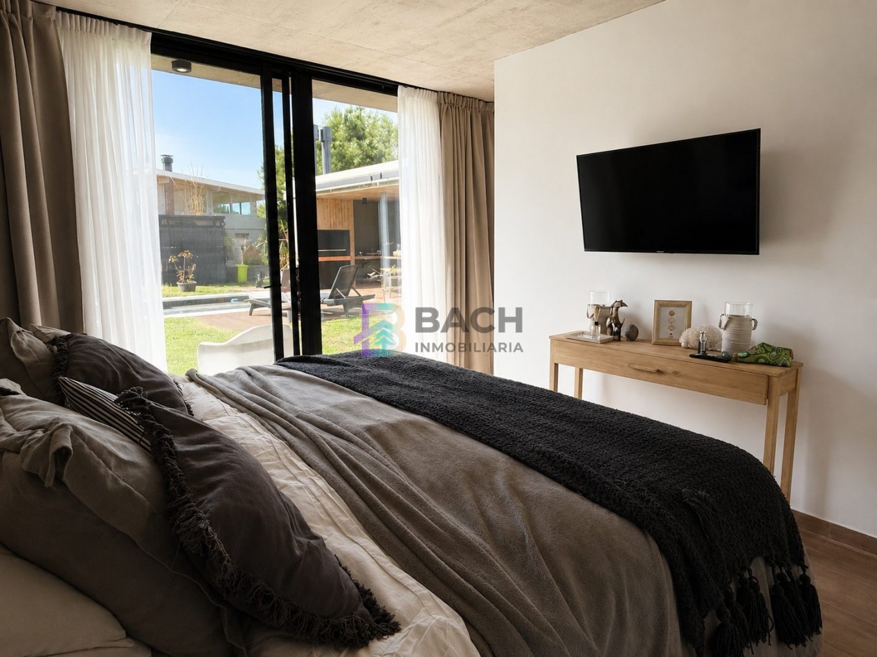 Moderna casa en venta en Pinamar con tres dormitorios, gas natural y piscina