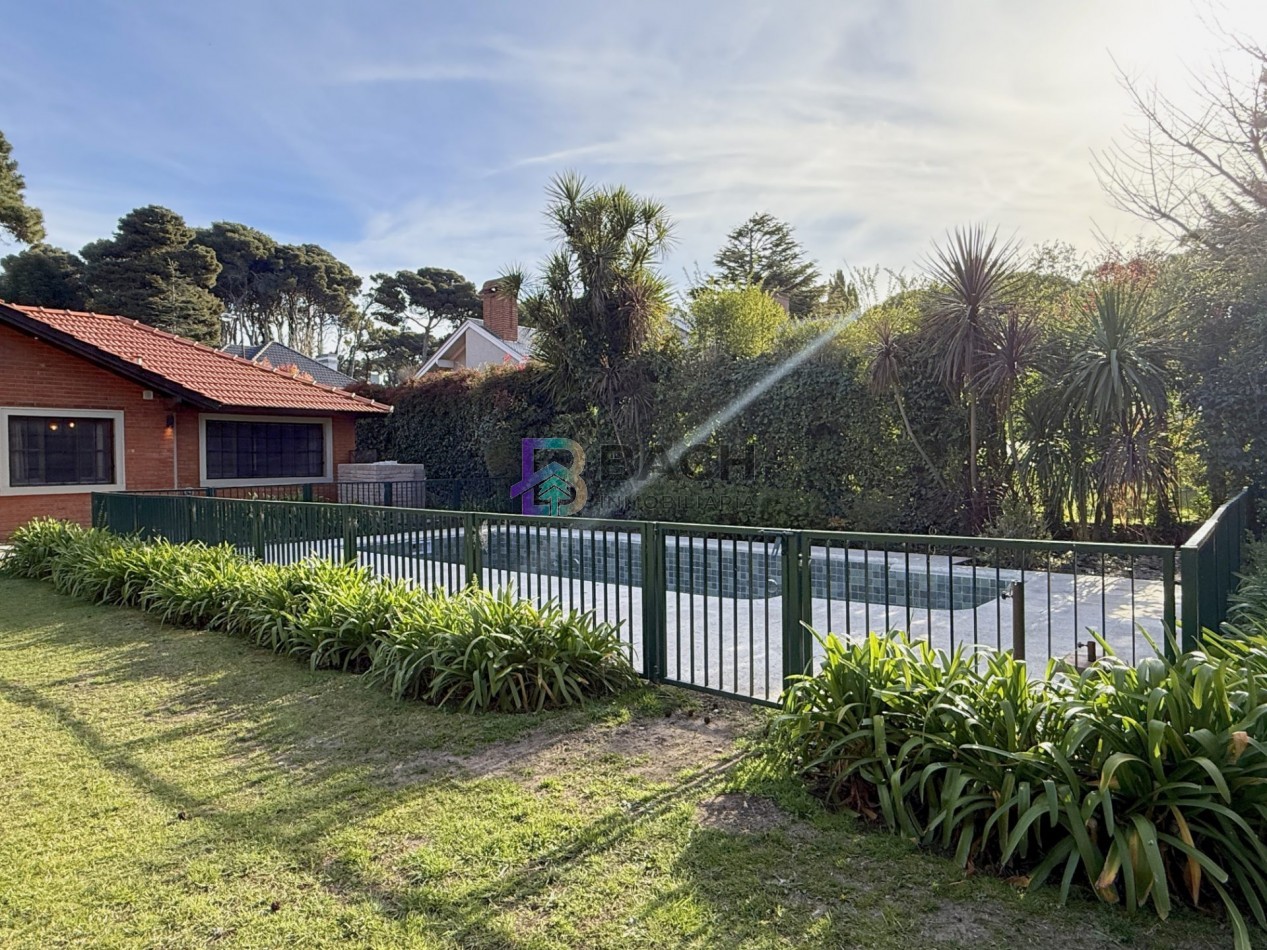 Casa en alquiler de verano en Pinamar, zona centro para 5 personas con Piscina 