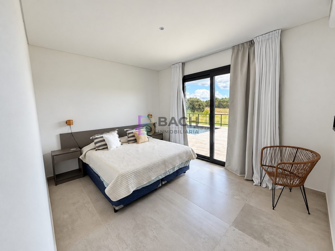 Moderna Casa en venta Costa esmeralda Golf2, con 4 dormitorios, psicina climatizada, hormigon visto