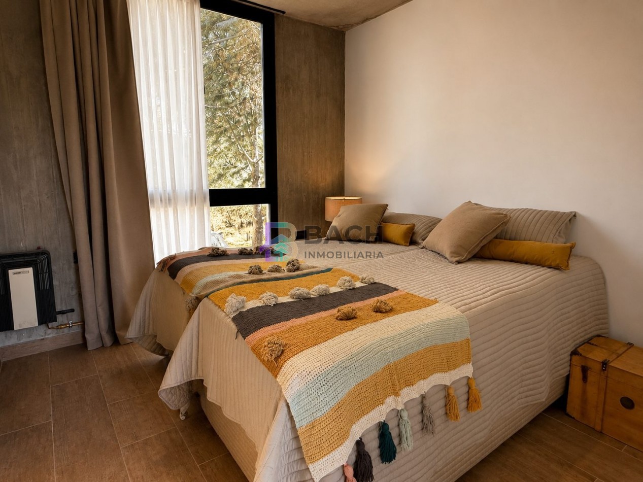 Moderna casa en venta en Pinamar con tres dormitorios, gas natural y piscina