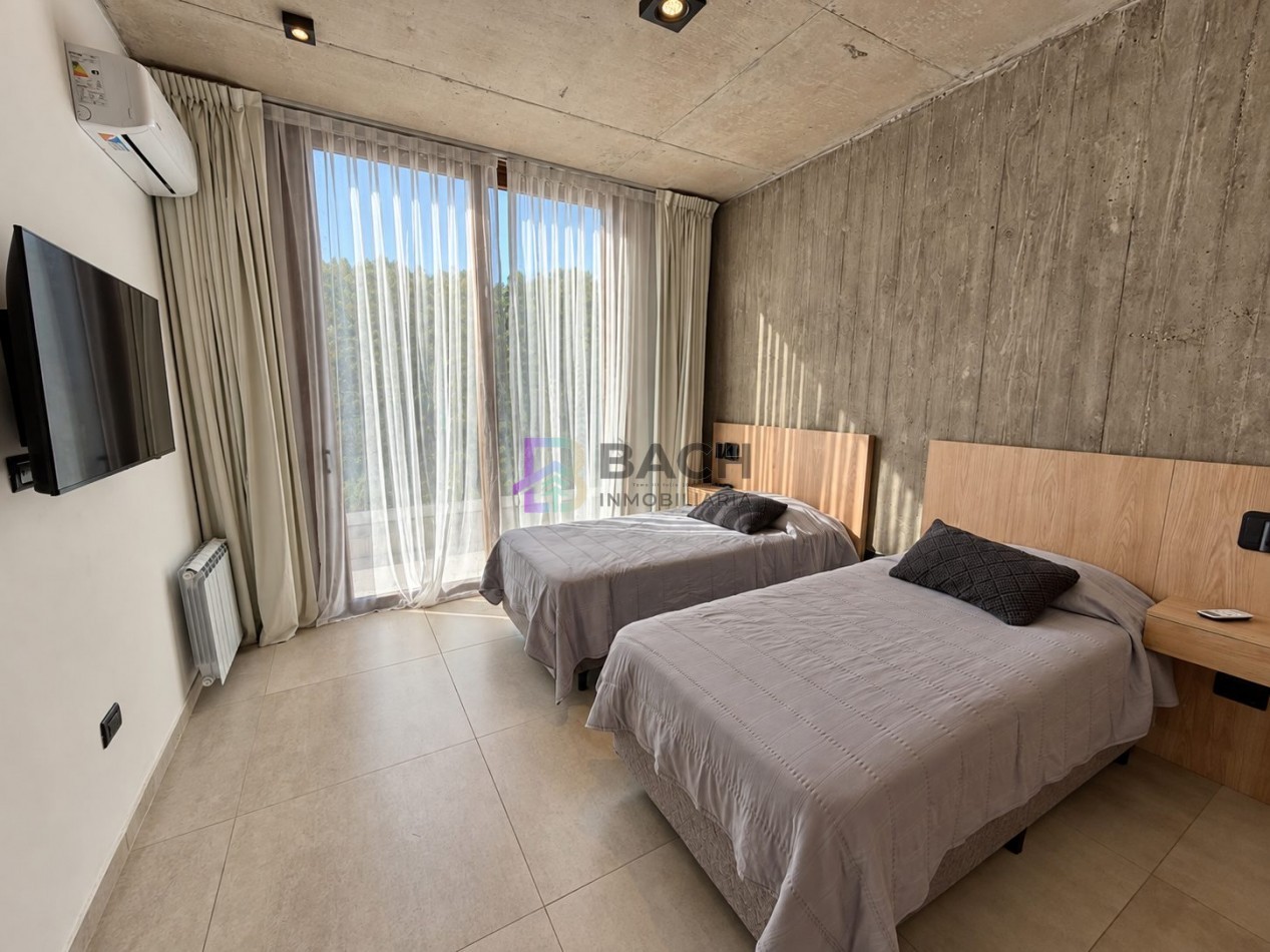 Casa en venta importante, gran calidad constructiva, hormigon visto, gas natural y piscina en Costa Esmeralda Maritimo III