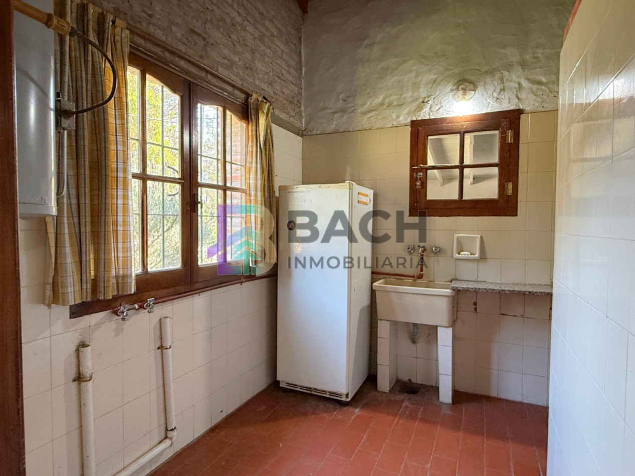 Casa a la venta en Pinamar, a metros de golf. Con 4 dormitorios, gas natural y garaje 