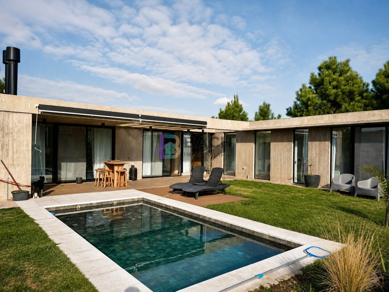Moderna casa en venta en Pinamar con tres dormitorios, gas natural y piscina