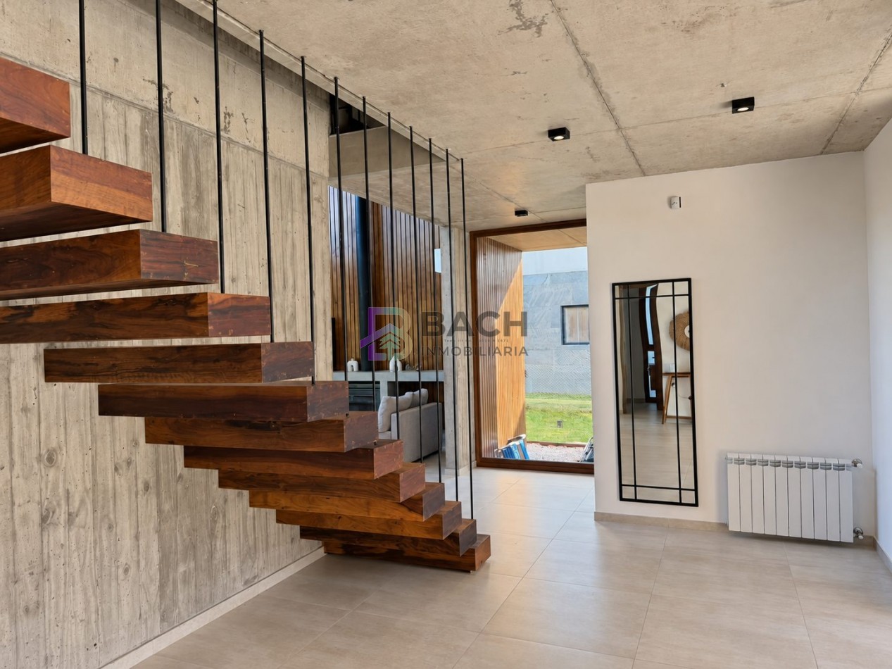 Casa en venta importante, gran calidad constructiva, hormigon visto, gas natural y piscina en Costa Esmeralda Maritimo III