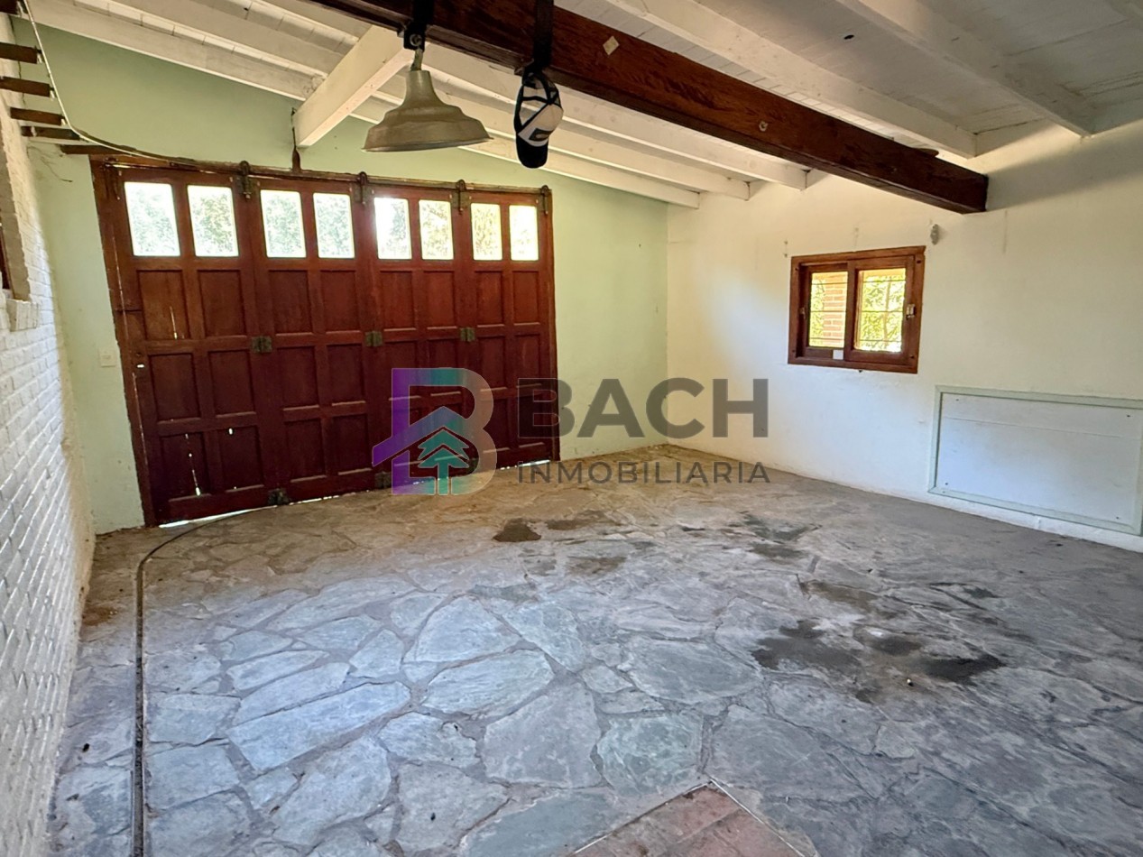 Casa a la venta en Pinamar, a metros de golf. Con 4 dormitorios, gas natural y garaje 