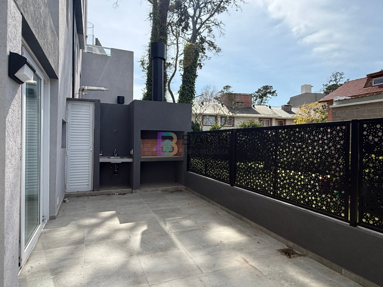 Moderno Departamento tipo duplex en venta con patio privado, gas natural, cochera | financiacion y permuta