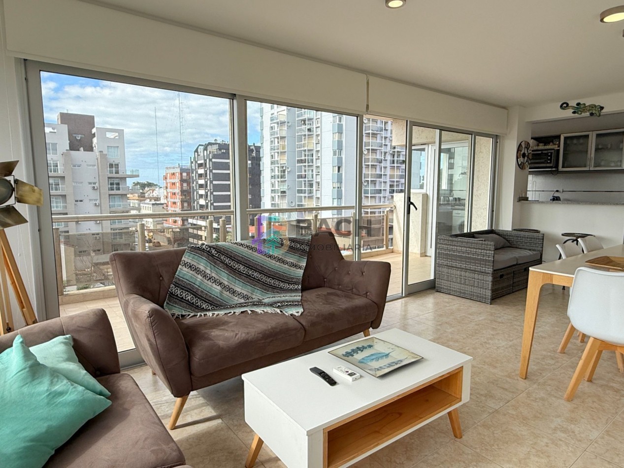 Departamento semipiso a la venta en Pinamar centro, luminoso, moderno con gas natural, cochera y baulera