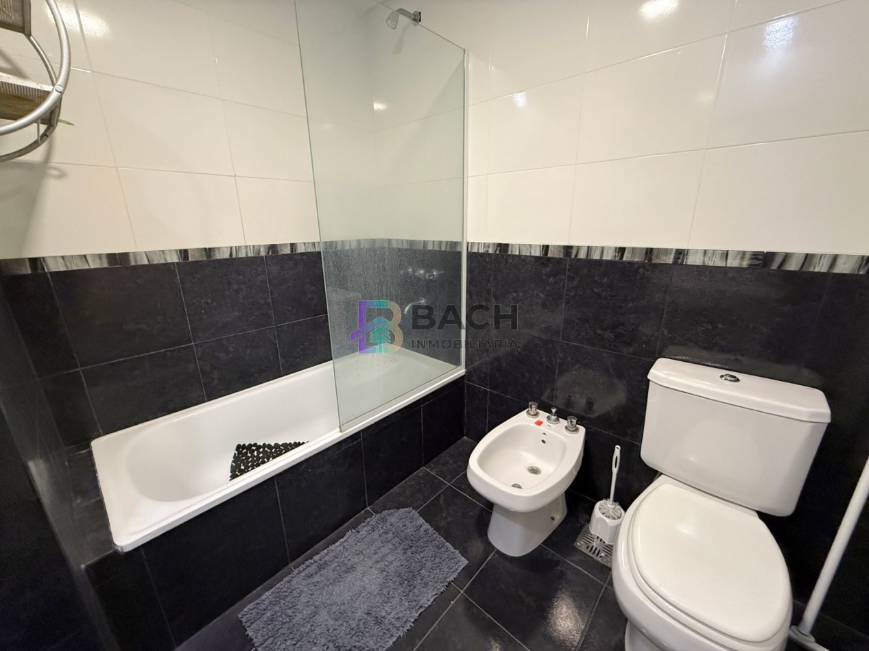 Departamento semipiso a la venta en Pinamar centro, luminoso, moderno con gas natural, cochera y baulera