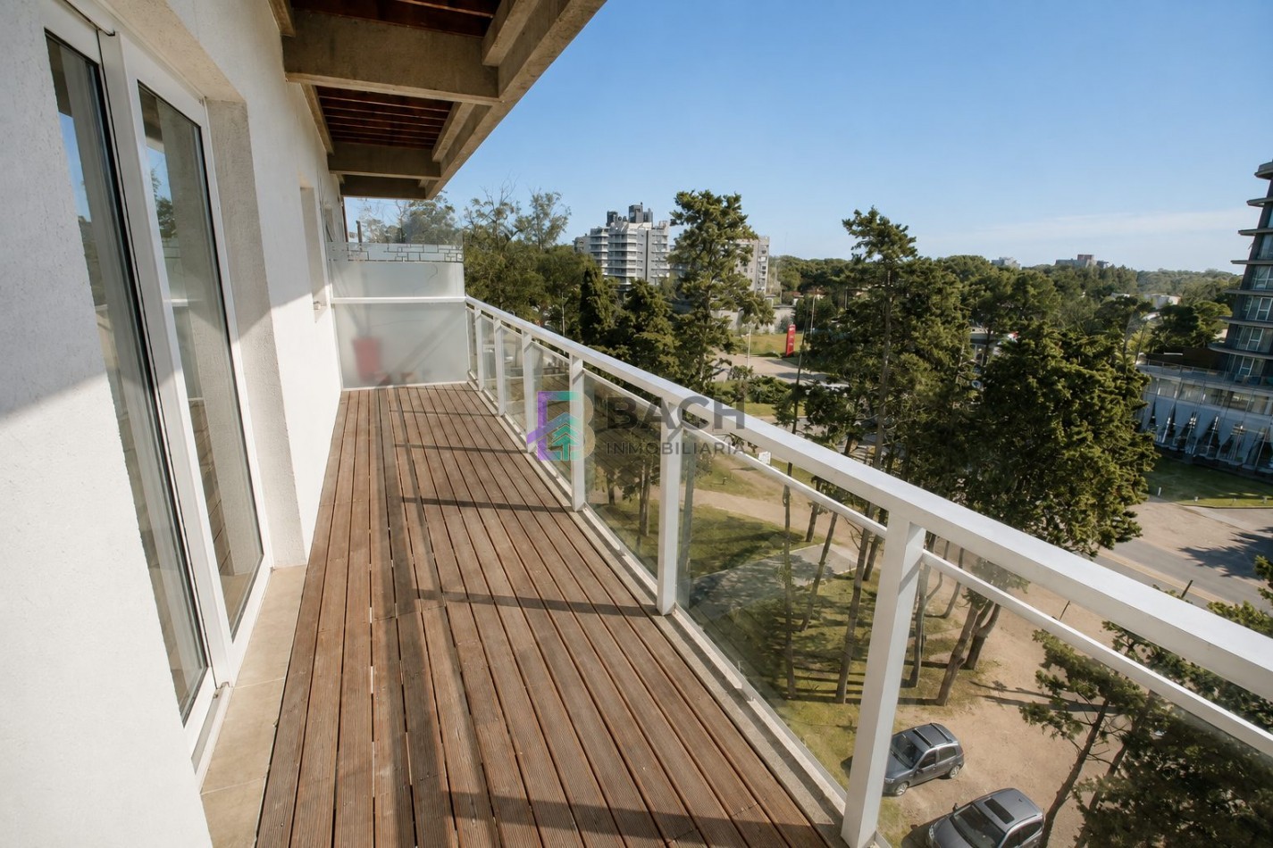 Moderno departamento 2 ambientes a la venta en Pinamar con cochera en el centro con gas natural