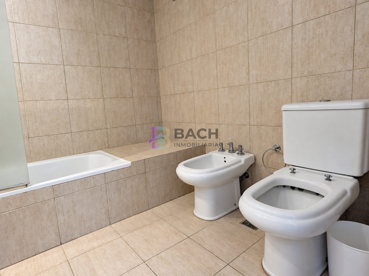 Departamento a la venta en Pinamar con 3 dormitorios, tipo duplex con gas natural y cochera cubierta
