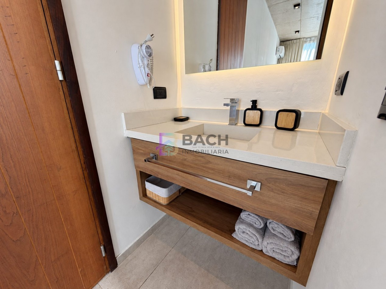 Casa en venta importante, gran calidad constructiva, hormigon visto, gas natural y piscina en Costa Esmeralda Maritimo III