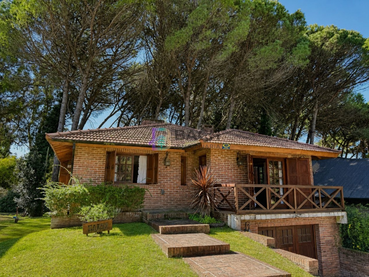 Casa en venta Pinamar, con cuatro dormitorios, ladrillo visto, tradicional, en zona lasalle