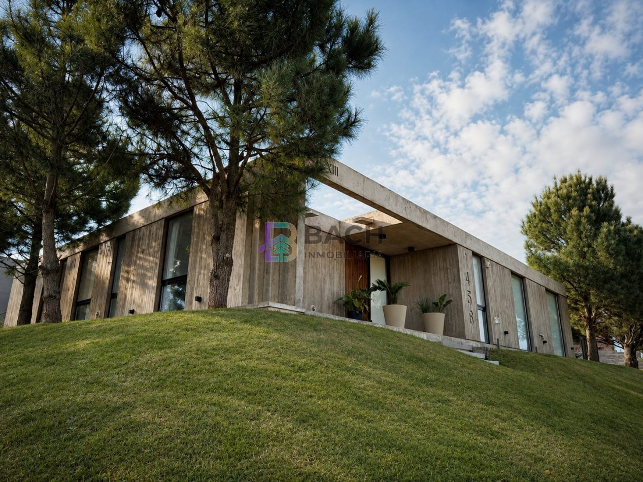 Moderna casa en venta en Pinamar con tres dormitorios, gas natural y piscina