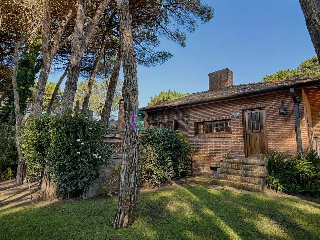 Casa en venta Pinamar, con cuatro dormitorios, ladrillo visto, tradicional, en zona lasalle