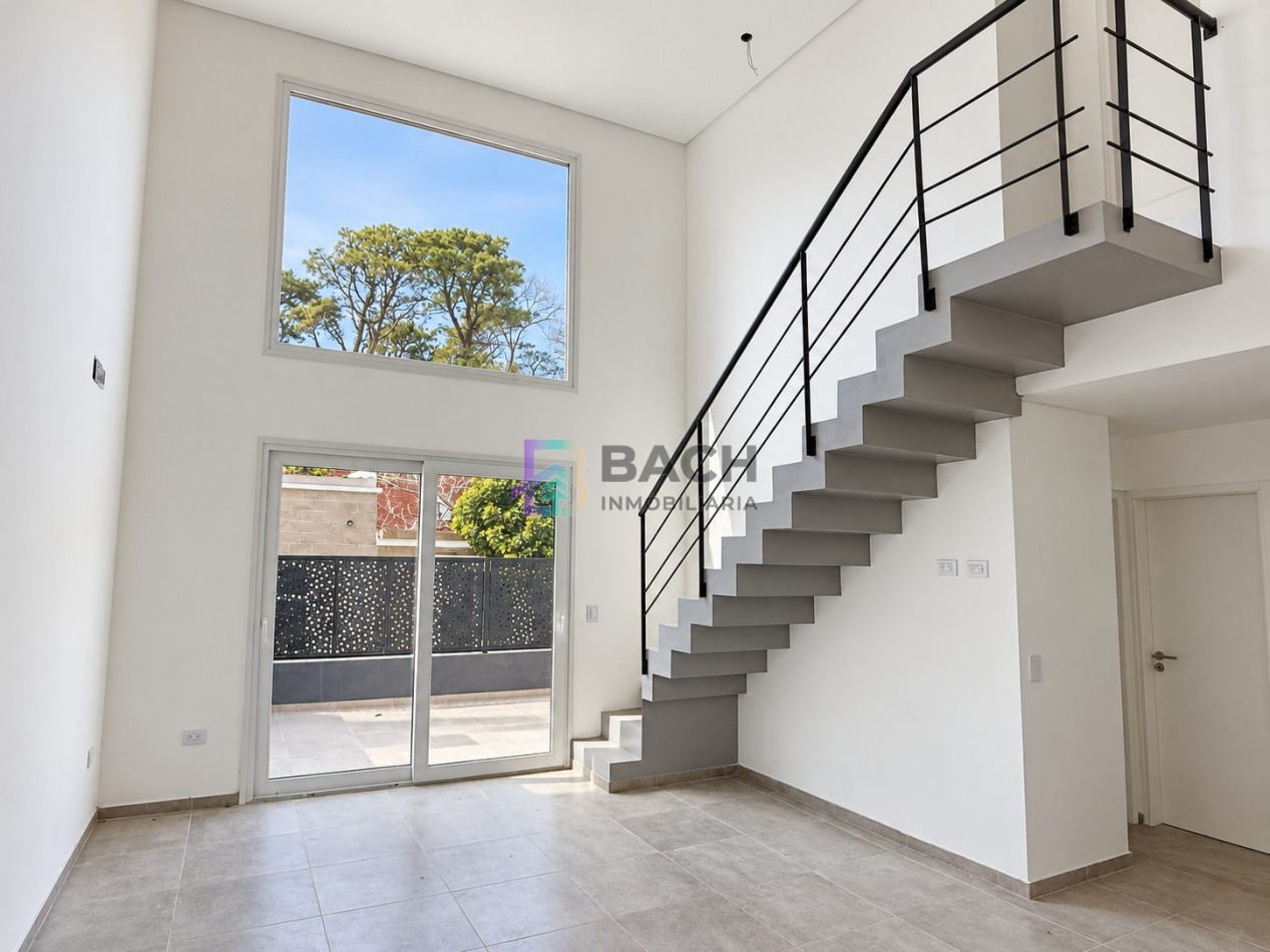 Moderno Departamento tipo duplex en venta con patio privado, gas natural, cochera | financiacion y permuta