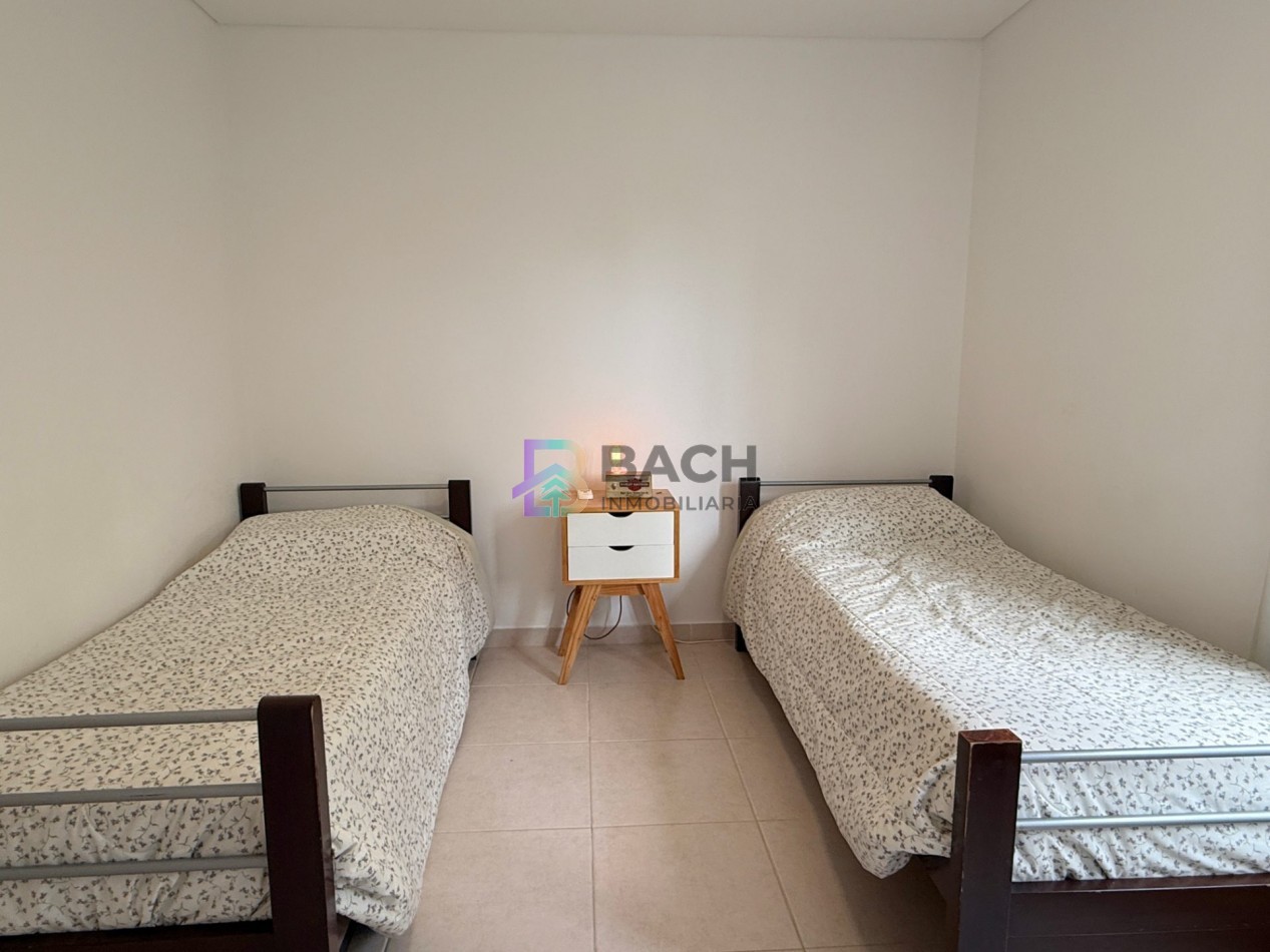 Departamento semipiso a la venta en Pinamar centro, luminoso, moderno con gas natural, cochera y baulera