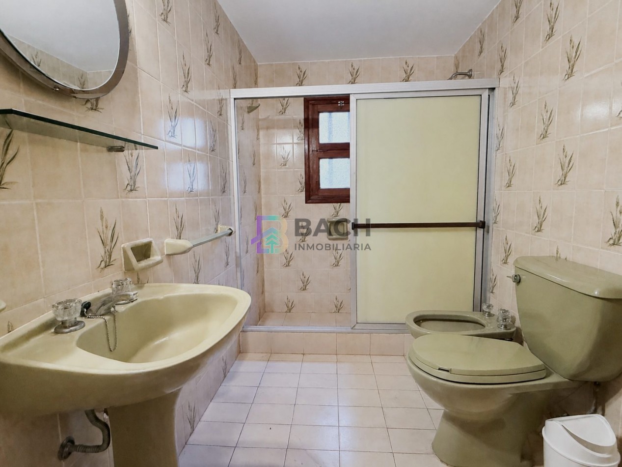 Casa en venta Pinamar, con cuatro dormitorios, ladrillo visto, tradicional, en zona lasalle