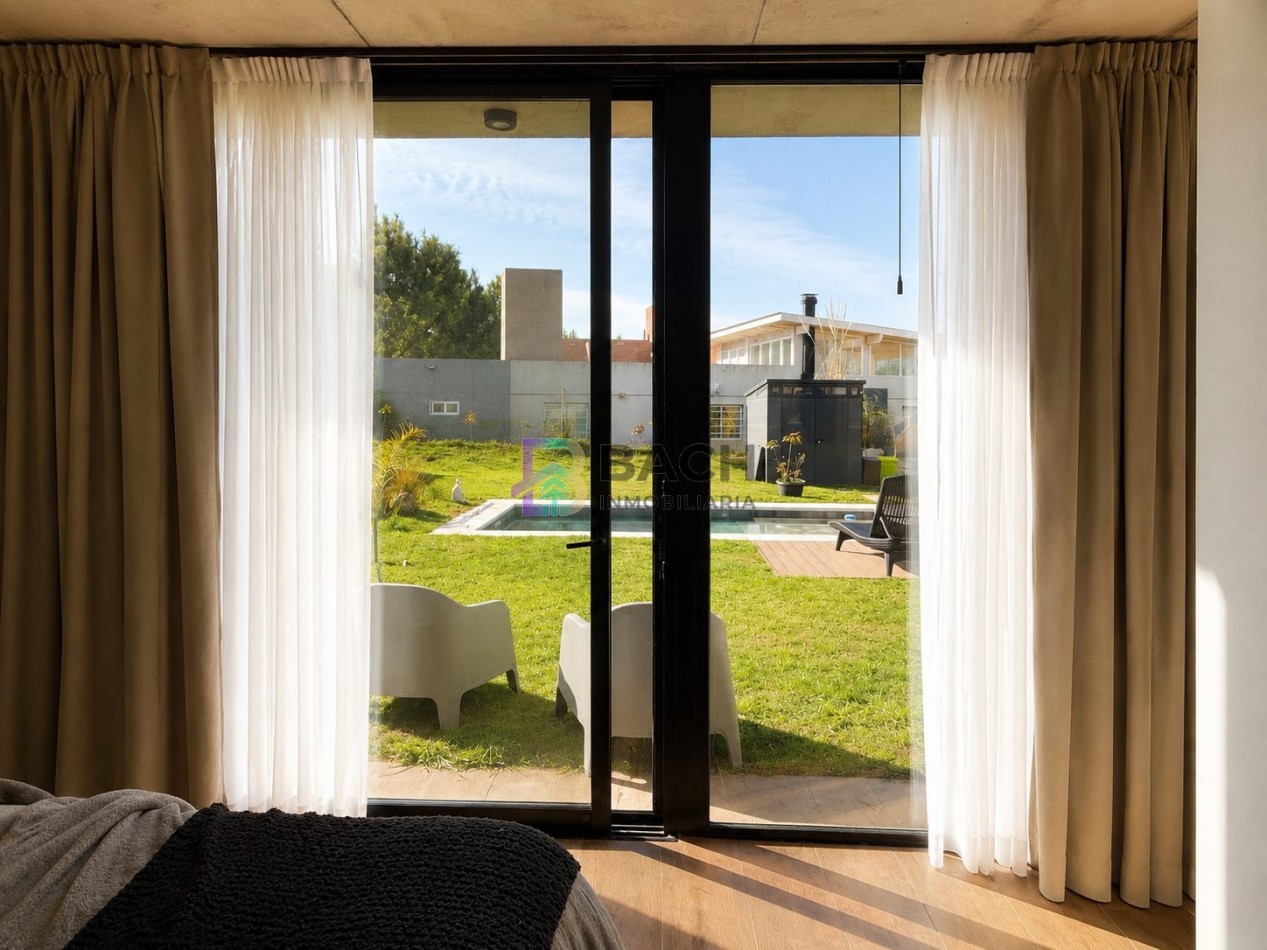 Moderna casa en venta en Pinamar con tres dormitorios, gas natural y piscina