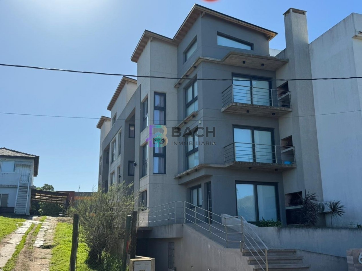 Departamento a la venta a metros del mar, con gran patio privado, permuta