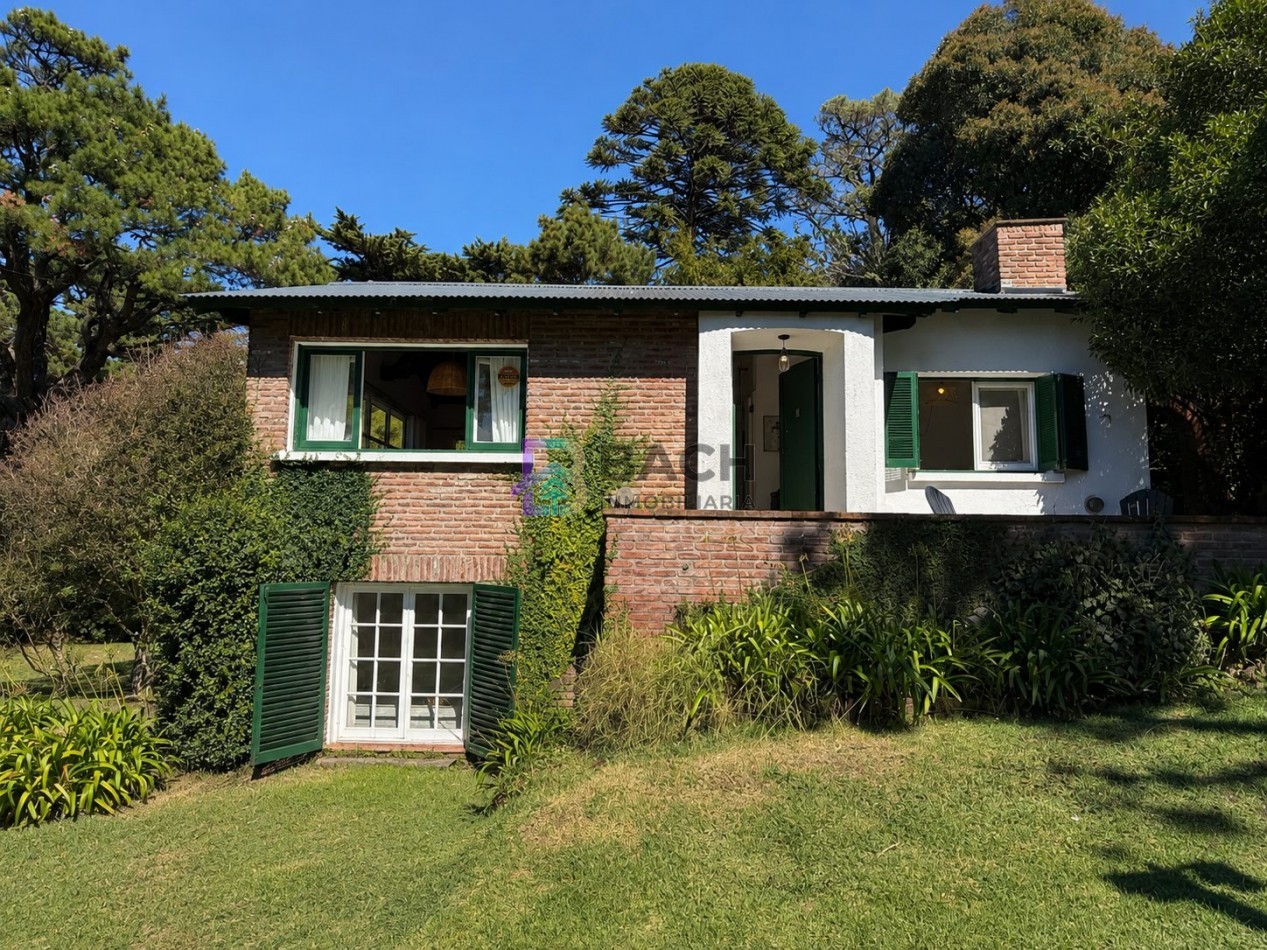 Casa en venta, Pinamar zona iglesia, 4 dormitorios, gran parque y muy cerca de la playa, gas natural