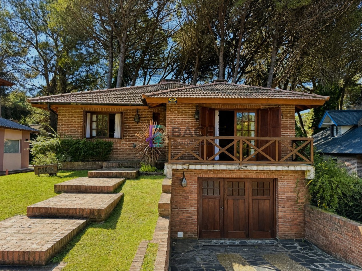 Casa en venta Pinamar, con cuatro dormitorios, ladrillo visto, tradicional, en zona lasalle