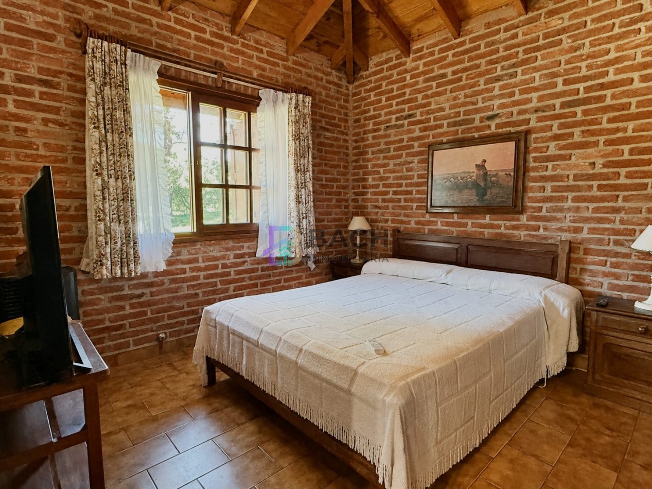 Casa en venta Pinamar, con cuatro dormitorios, ladrillo visto, tradicional, en zona lasalle