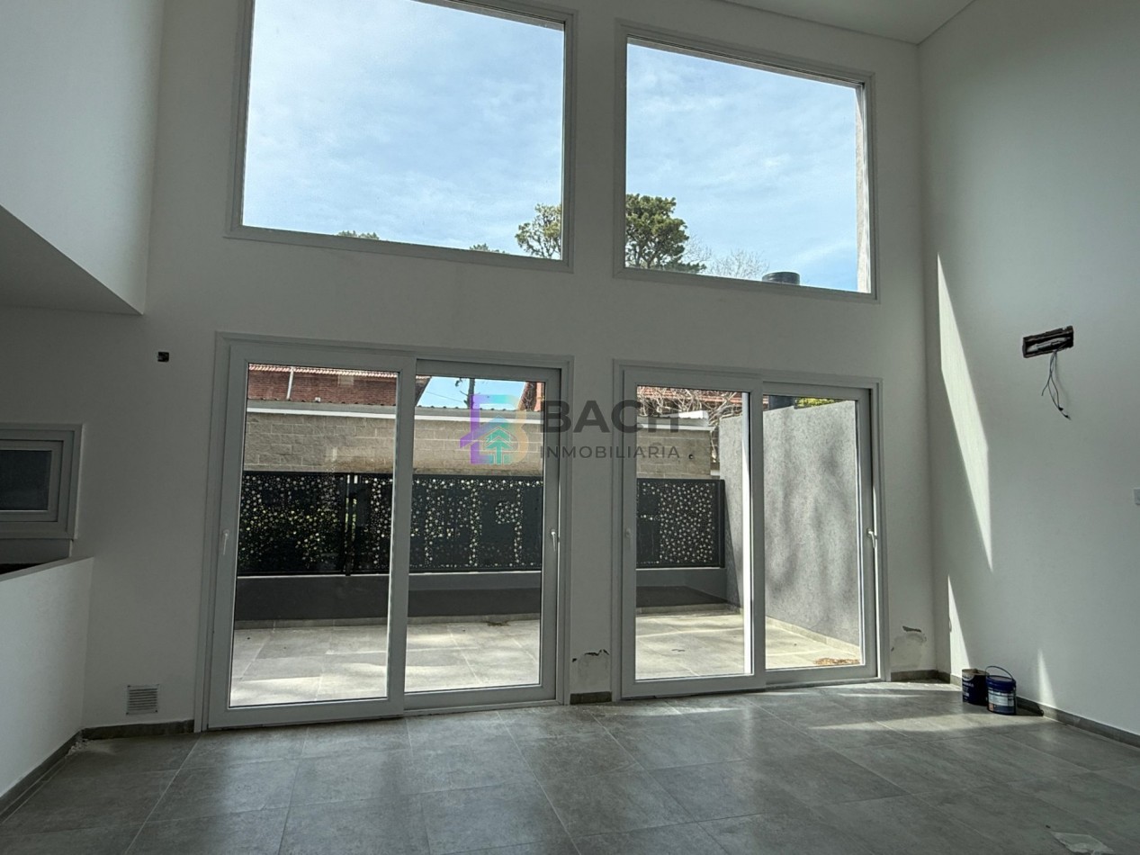 Moderno Departamento tipo duplex en venta con patio privado, gas natural, cochera | financiacion y permuta