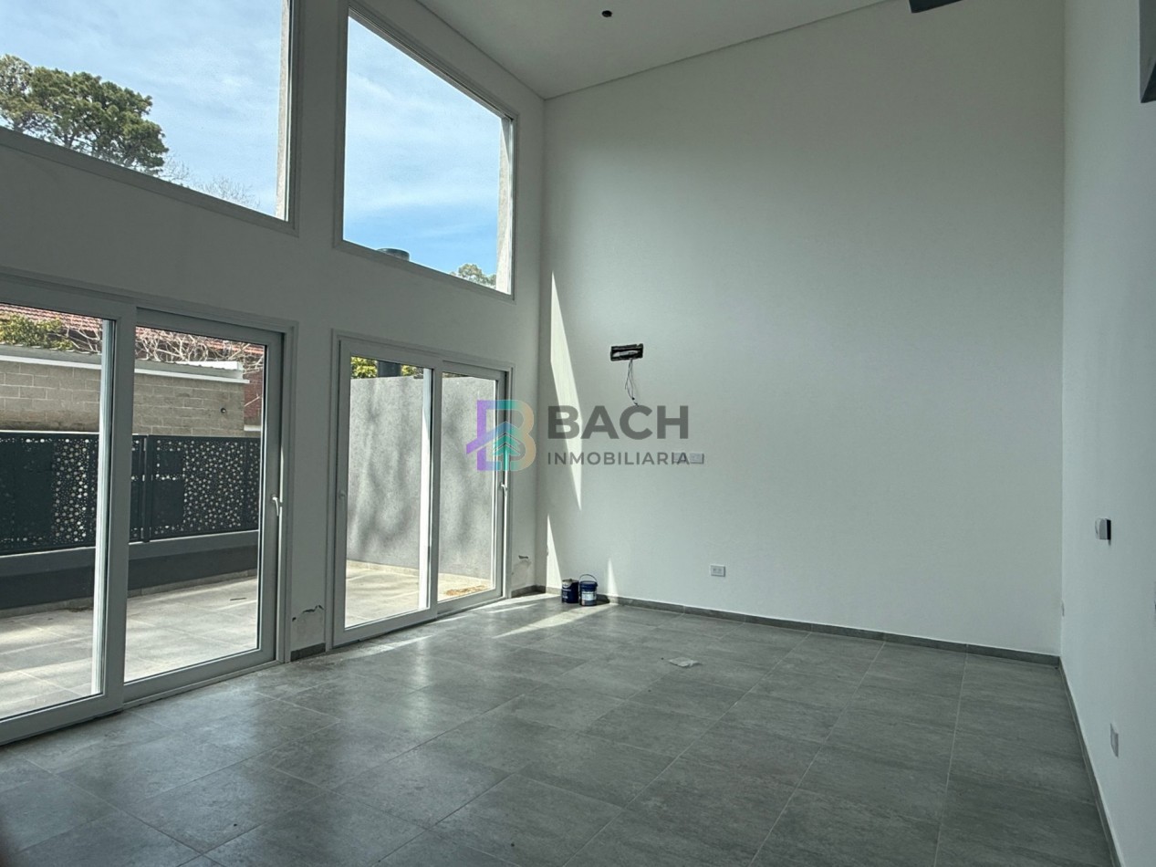 Moderno Departamento tipo duplex en venta con patio privado, gas natural, cochera | financiacion y permuta