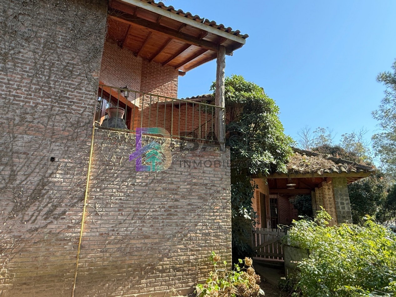 Casa a la venta en Pinamar, a metros de golf. Con 4 dormitorios, gas natural y garaje 