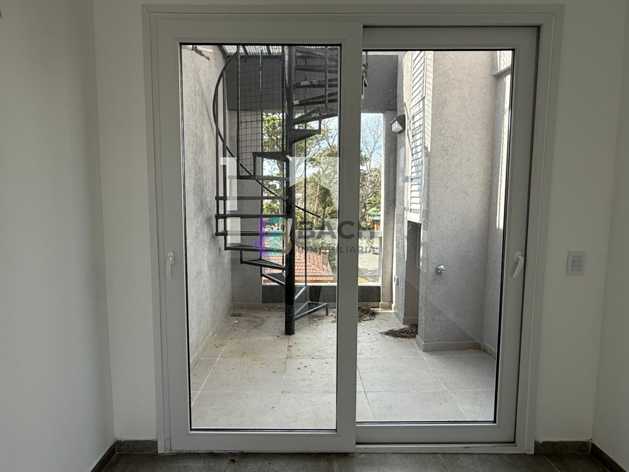 Venta departamento de 2 ambientes en Pinamar, con terraza, gas natural, losa radiante y cochera