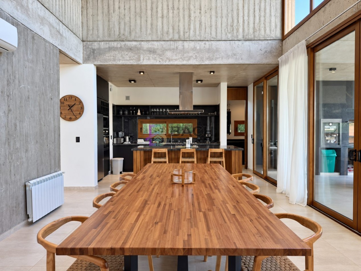 Casa en venta importante, gran calidad constructiva, hormigon visto, gas natural y piscina en Costa Esmeralda Maritimo III