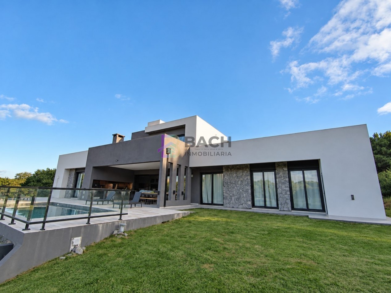 Moderna Casa en venta Costa esmeralda Golf2, con 4 dormitorios, psicina climatizada, hormigon visto