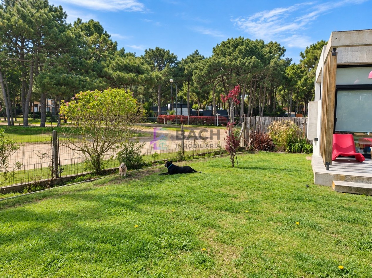 Casa moderna y luminosa en alquiler de verano, Pinamar, para 6 personas, garaje, quincho, parrilla