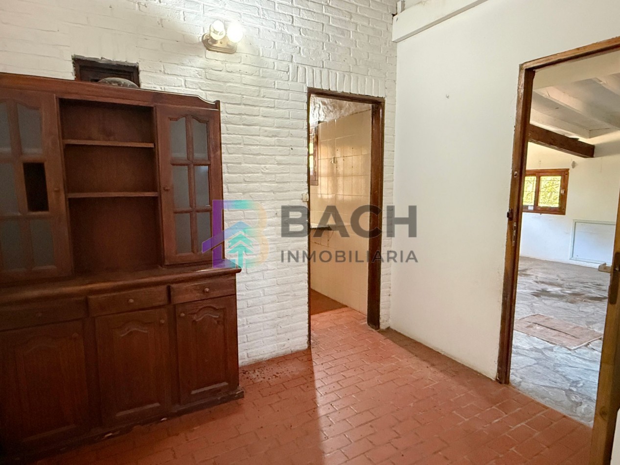 Casa a la venta en Pinamar, a metros de golf. Con 4 dormitorios, gas natural y garaje 