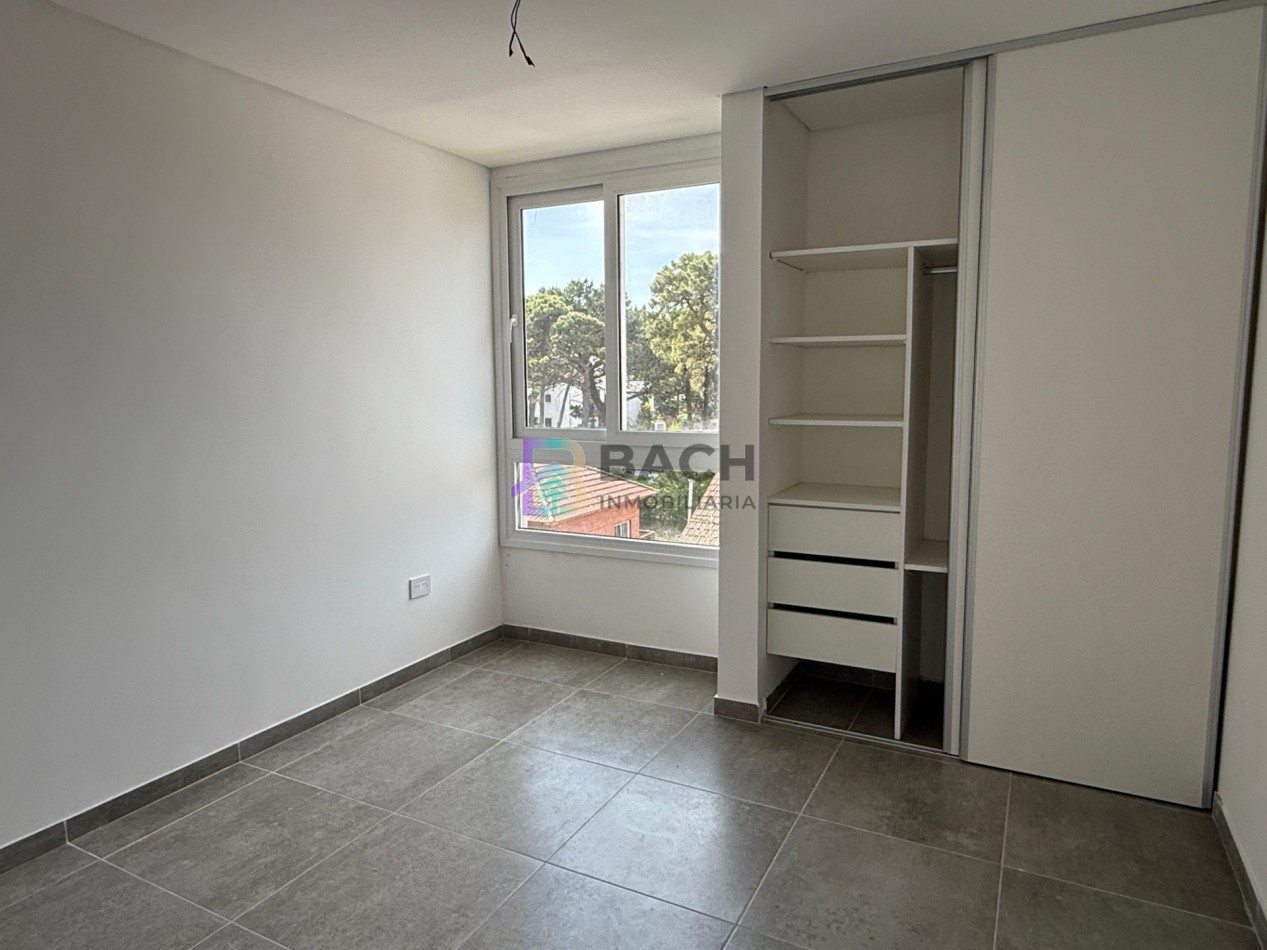 Venta departamento de 2 ambientes en Pinamar, con terraza, gas natural, losa radiante y cochera