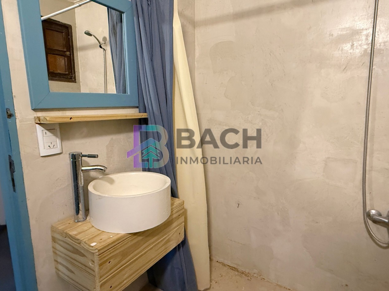 Casa a la venta en Pinamar, a metros de golf. Con 4 dormitorios, gas natural y garaje 
